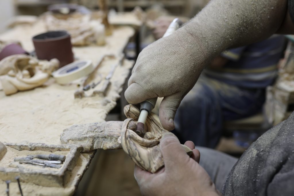 Shaping a piece by hand
